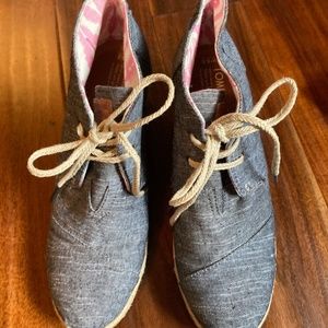 Women’s TOMS  Navy chambray booties with laces Size 9.5